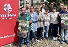 Representantes de Cáritas y entidades colaboradoras de 'Taupagunea' ayer en la presentación realizada en los jardines de kultur etxea.