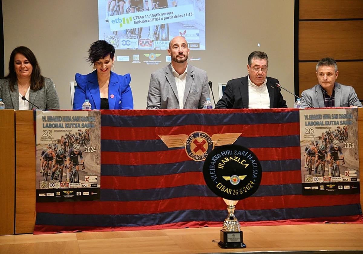 Marta Pastor, Sonia Archeli, Jon Iraola, Ángel López y Gorka Iturriaga durante la presentación.