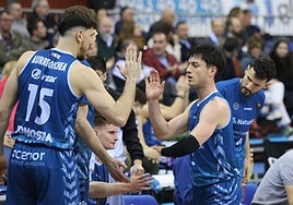 Aurrecoechea y Barcello se saludan antes de un tiempo muerto.