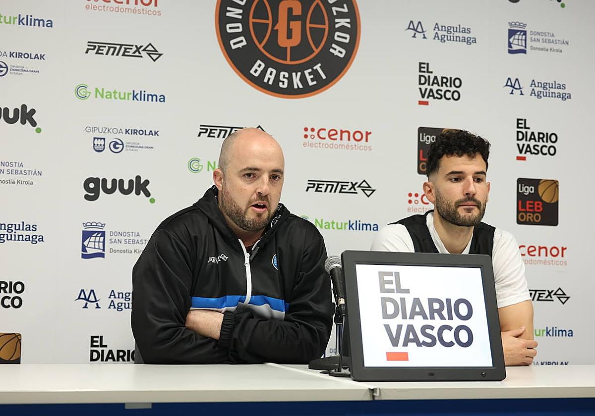 El entrenador del equipo donostiarra, Mikel Odriozola junto al jugador azpeitiarra Aitor Zubizarreta.