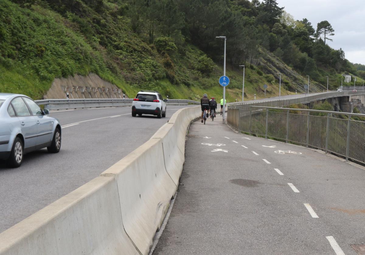 El paseo de la costa entre Deba y Mutriku y la GI-638 recuperan la normalidad