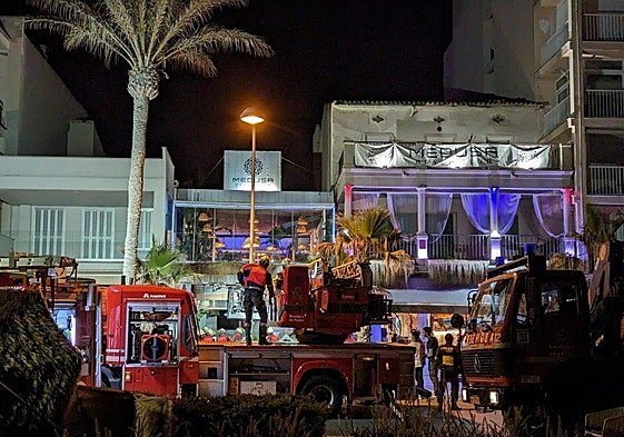 Los servicios de seguridad trabajan en la zona del edificio derrumbado.