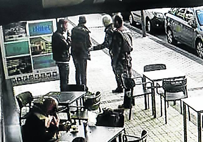 Dos de los detenidos, a la izquierda, son requeridos por otros tantos agentes.