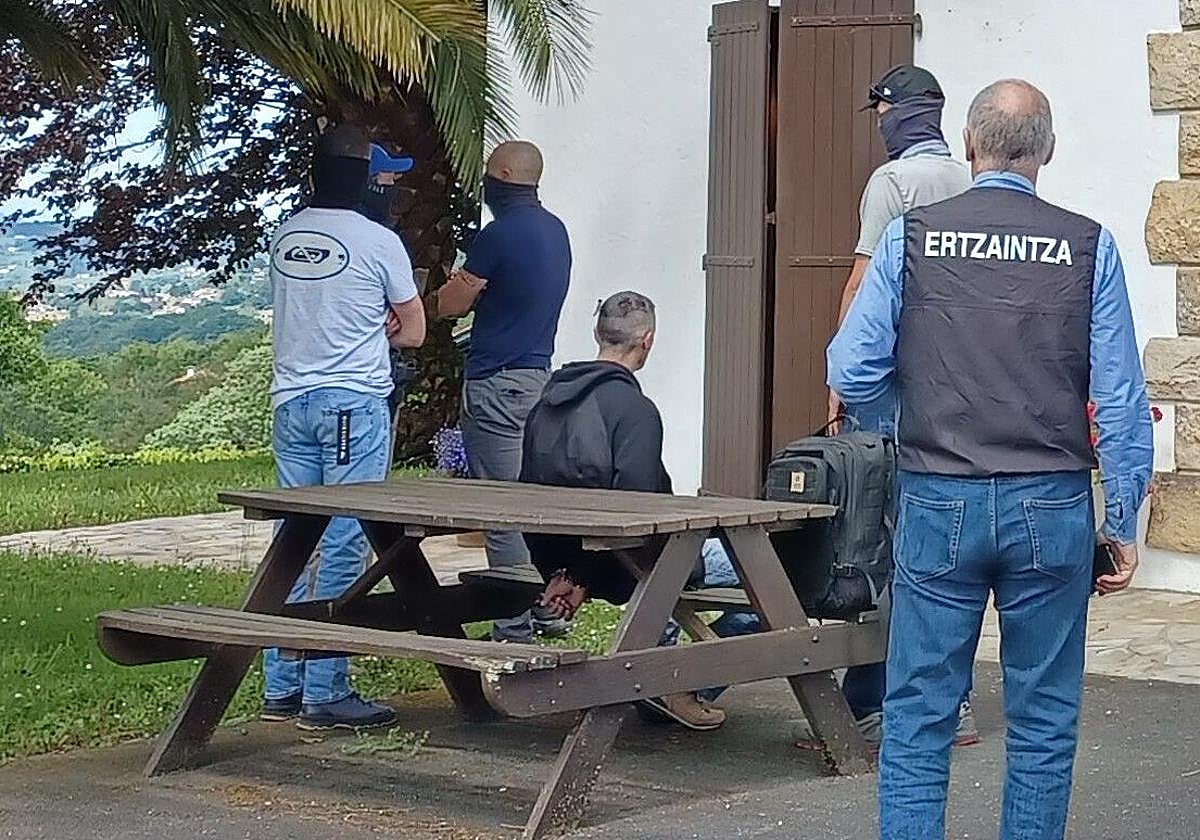 Momento de la detención del sospechoso en la localidad de Hasparren.
