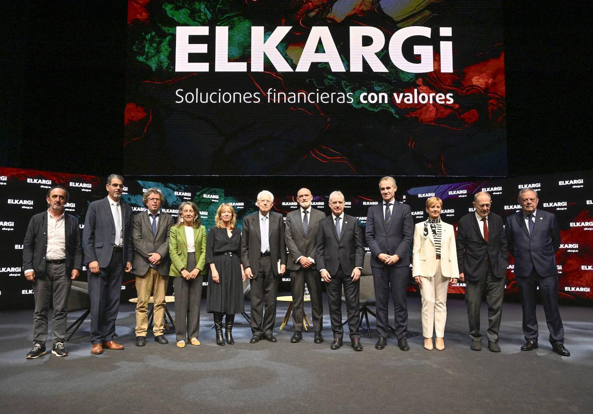 Arteche y Vázquez charlan ayer con el lehendakari Urkullu antes del encuentro empresarial de Elkargi ayer en el Kursaal.