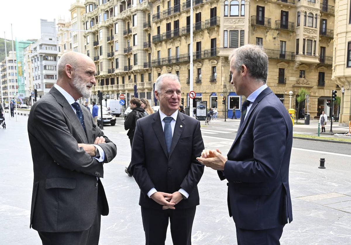 Arteche y Vázquez charlan ayer con el lehendakari Urkullu antes del encuentro empresarial de Elkargi ayer en el Kursaal.