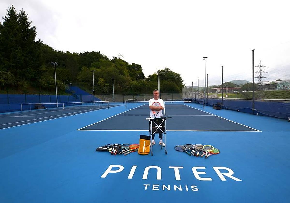 Gómez Pinter posa en las instalaciones de la academia de Ametzagaña