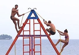 Kiko Jiménez, frente a Gorka Ibarguren y Blanca en Supervivientes.