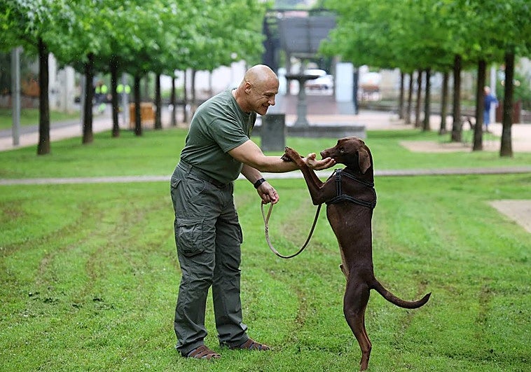 Dimitri juega en Ibarra con 'Lur', al que supo leer el mensaje de socorro que el animal le lanzó en el Txindoki.