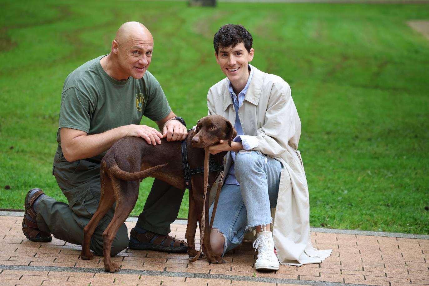 Dimitri, con una camiseta de Ucrania, y 'Lur' posan con Asier, hijo de la mujer accidentada.