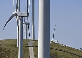 Molinos de viento en un parque eólico entre la frontera de Araba y Gipuzkoa.