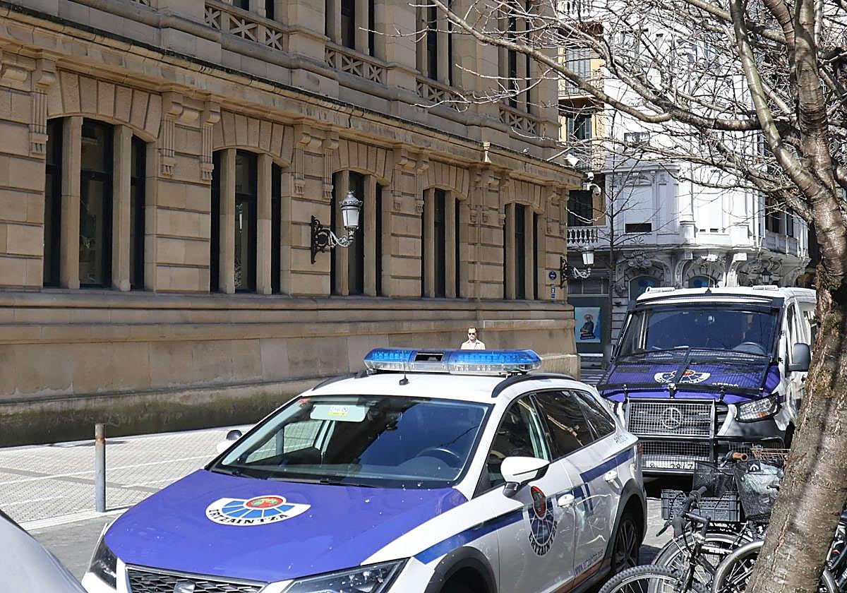 Robo, choque contra la policía y una huida de siete días: la Ertzaintza detiene a un ladrón en busca y captura en Donostia