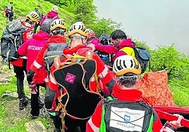 El equipo de rescate porteó la camilla durante dos horas.