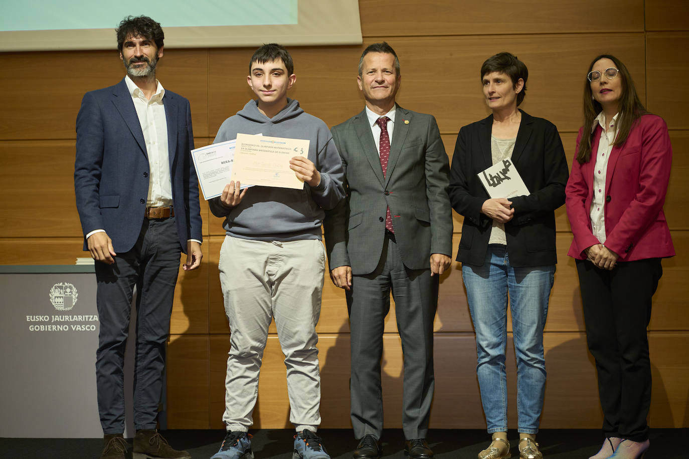 Elur Tapias, recoge su reconocimiento como alumno con más puntuación en las XX Olimpiadas Matemáticas Eduardo Chillida.