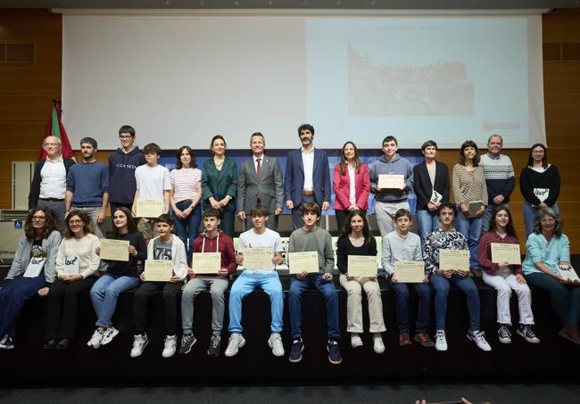 Foto de familia con los 12 premiados.