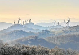 Los molinos de viento se stiúan a lo largo de las líneas de monte de Kornieta.