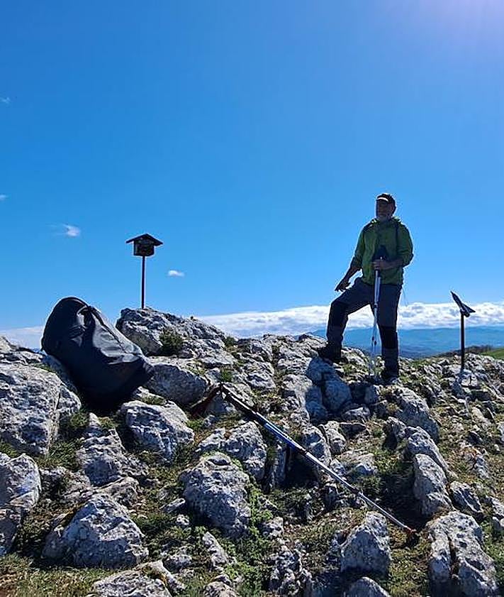 Imagen secundaria 2 - Dolmen de 'Bi ahizpen' muy cerca de cumbre, en la que se encuentran dos buzones. Uno de ellos en forma de cohete. Ireber es una de las cimas preeridas de Josetxo.