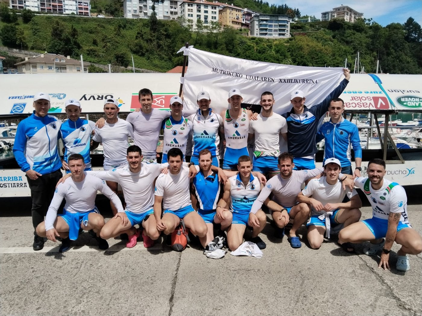 Los integrantes de Donostiarra, con la bandera ayer en Mutriku.