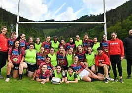 Jugadoras y staff técnico del Eibar Rugby Taldea posan durante el entrenamiento previo al repechaje de hoy contra la Complutense Cisneros.