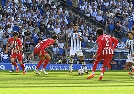 Brais encara a varios jugadores del Atlético de Madrid.