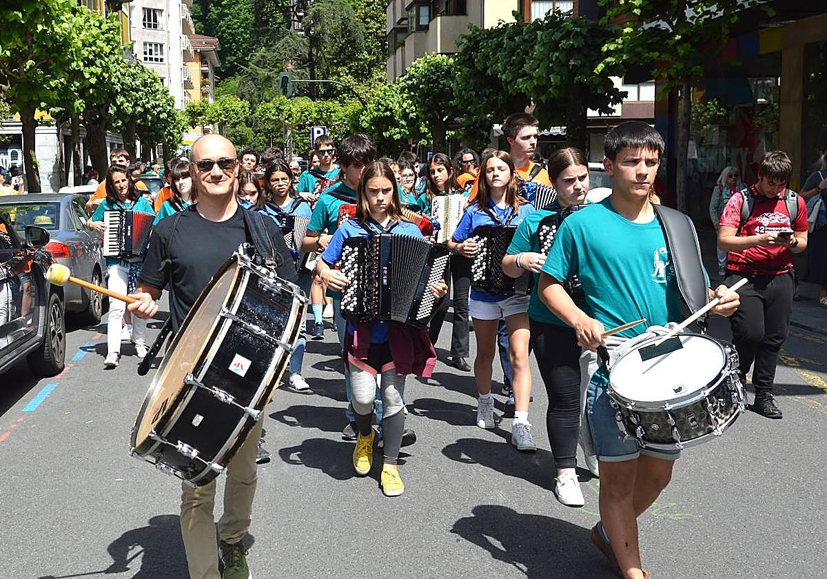 Uno de los grupos musicales en las calles de Tolosa e Ibarra