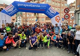 Listos para partir. Grupos de participantes antes de la salida de sus marchas en la pasada edición.
