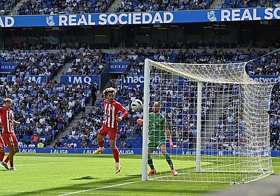 Griezmann salvó de esta manera el remate de Becker.