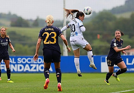 Nerea Eizagirre remata de cabeza entre las defensas blancas Svava e Ivana.