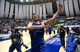 Xabi Oroz celebra su canasta ganadora.