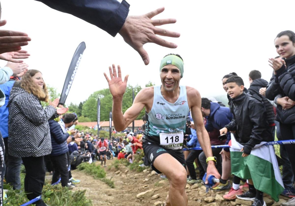 La afición de la Zegama - Aizkorri, volcada con los corredores en Sancti Spiritu