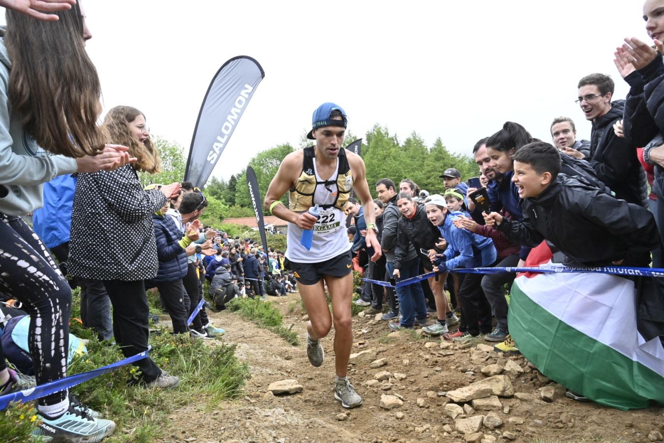 La afición de la Zegama - Aizkorri, volcada con los corredores en Sancti Spiritu