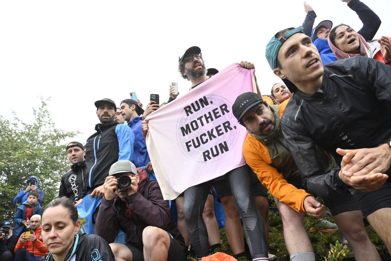 La afición de la Zegama - Aizkorri, volcada con los corredores en Sancti Spiritu