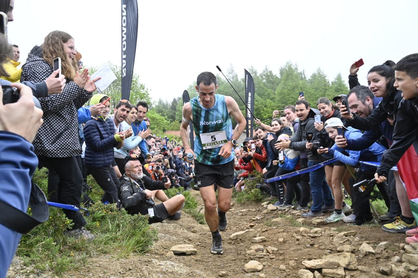 La afición de la Zegama - Aizkorri, volcada con los corredores en Sancti Spiritu