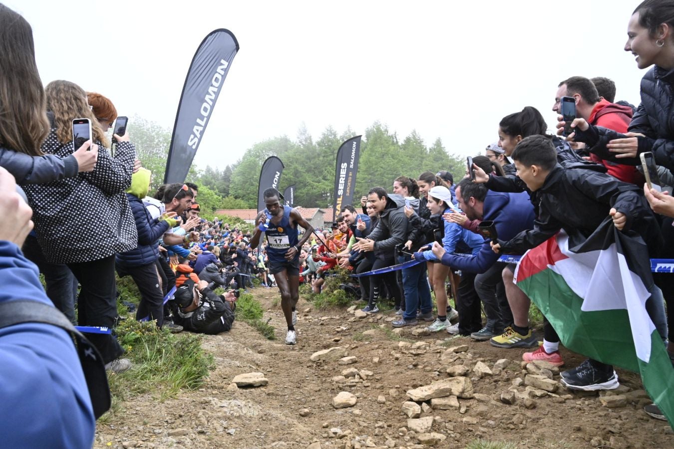 La afición de la Zegama - Aizkorri, volcada con los corredores en Sancti Spiritu