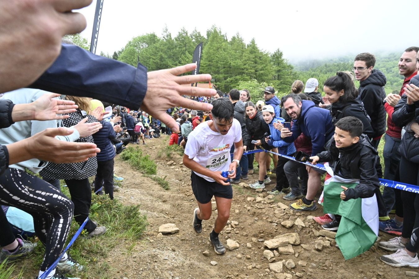 La afición de la Zegama - Aizkorri, volcada con los corredores en Sancti Spiritu