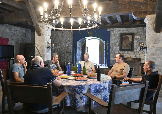 Juan Antonio Artola, Garikoitz Altuna, Ekaitz Saralegi, Haritz Sáez y Eneko Galarza, juntos en la mesa