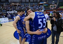 Marcius abraza a Oroz.