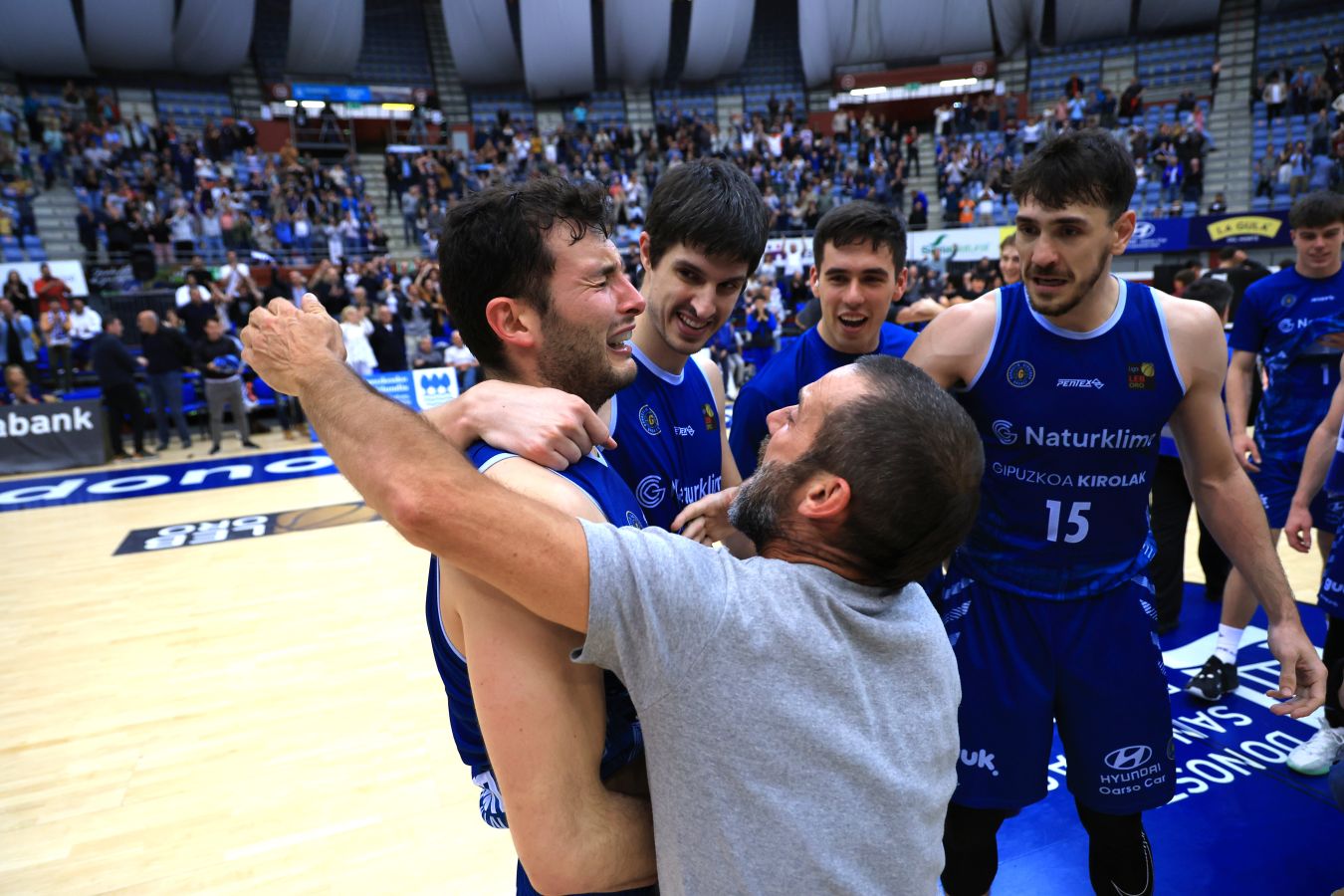 La celebración del triple sobre la bocina de Oroz, en imágenes