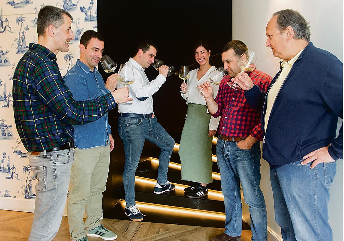 Catorce botellas junto a una bodega emblemática. Estuvieron presentes en la cata, de izquierda a derecha: Álex Hernández (Rekondo), Javier Caneja (Narru), Ciro Carro (Akelarre), Mariana Tapia (Amelia Restaurant), Martín Flea (Ibai) y Juan Mari Humada (Chef del Vino).