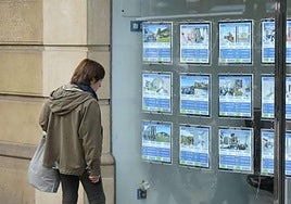 Luis Fabra, director Catedra Mercados Inmobiliario; José Luis Polo, presidente del Colegio de APIS de Gipuzkoa; y Mikel Urkola, director general de Gipuzkoa del Banco Sabadell, en la presentación del informe de esta mañana.