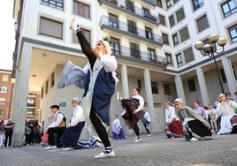 Dantzaris bailando en la tarde delsábado dentro del desarrollo del Urnieta Dantzan en las calles del municipio.