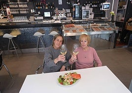 Ana López Iñurrategui y su ama María Luisa brindan ante la cámara.