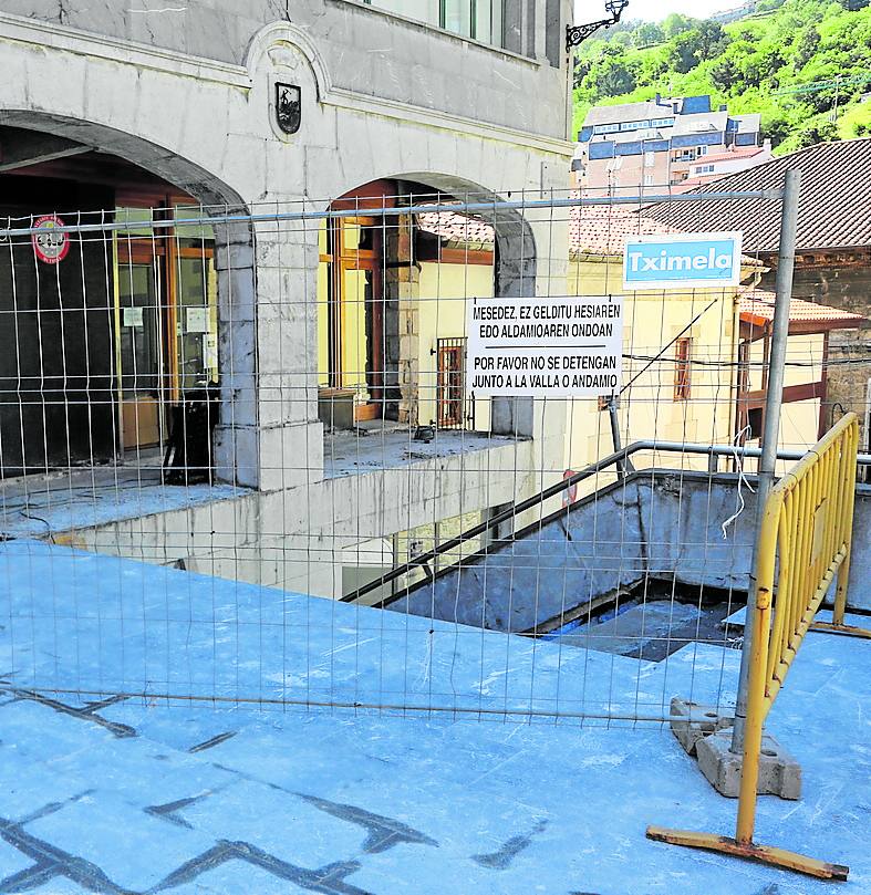 Estado de las obras para reurbanizar Beheko Plaza, ayer.