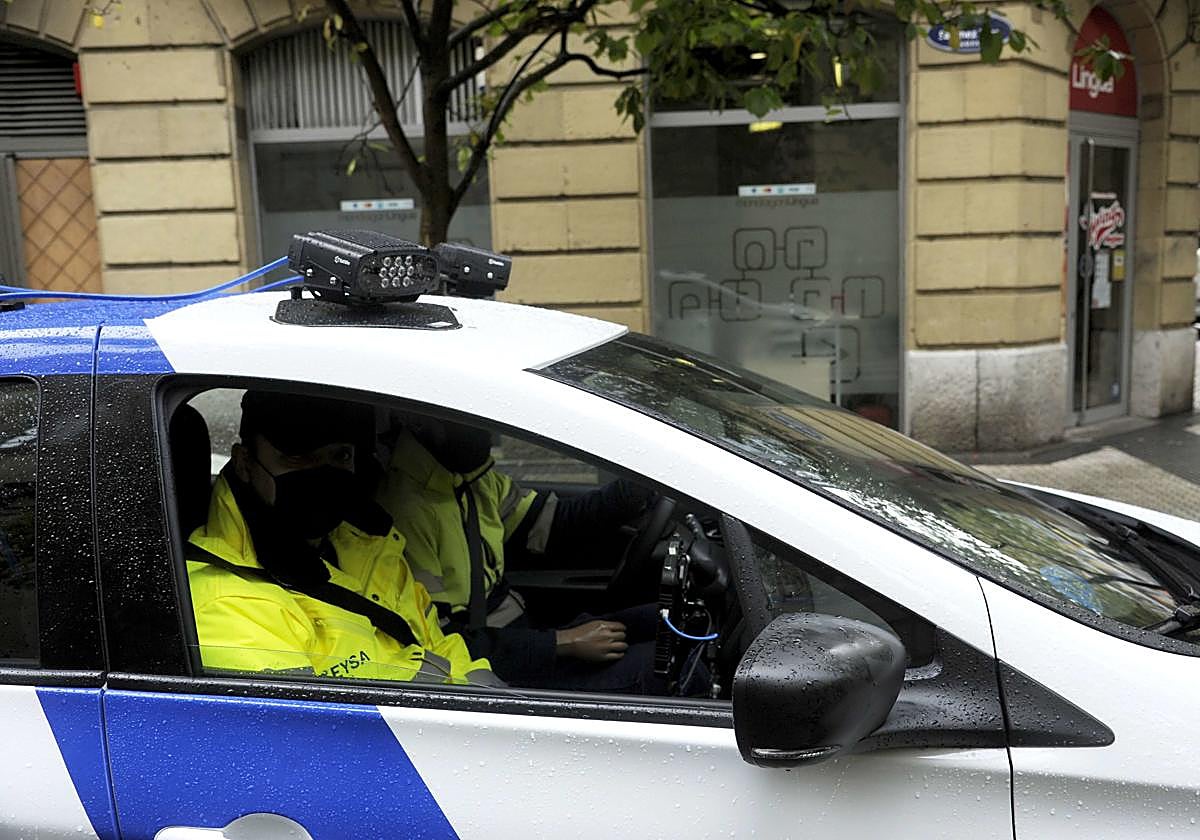 Trabajadores de la OTA de Donostia en un vehículo