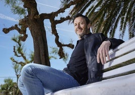 Pablo Benegas en un banco de Ondarreta.
