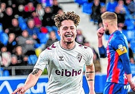 Mario Soriano celebra su último gol, frente al Huesca.