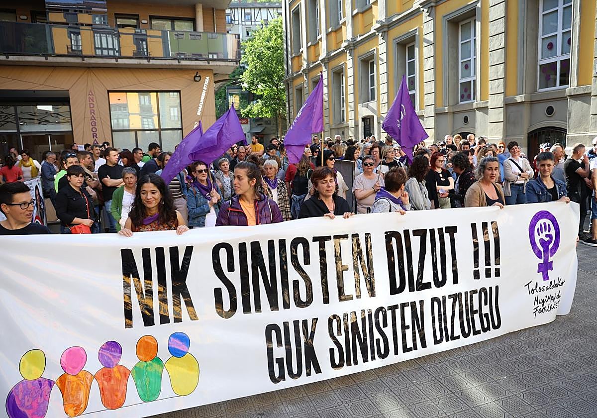 Cabecera de la concentración convocada por el movimiento feminista de Tolosaldea.