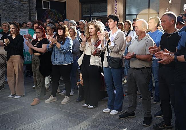 Los manifestantes aplauden al final de la concentración.