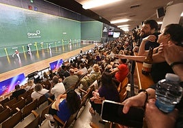 Los blogueros de viajes que participan en el congreso, en un partido de remonte en Galarreta.