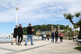 Paseantes disfrutan este miércoles en San Sebastián de una agradable jornada primaveral.